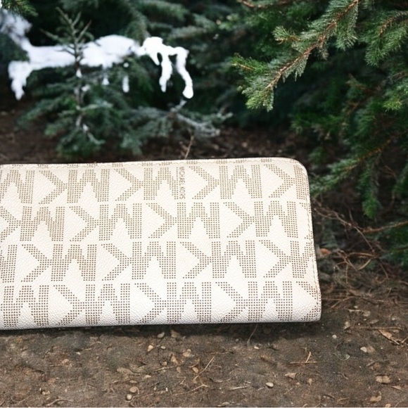 Michael Kors Beige Coated Canvas Hamilton Zip Around Wallet - EUC - Picture 2 of 6